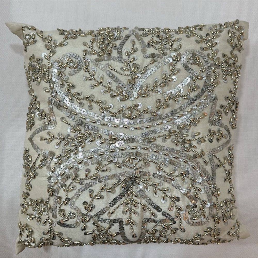🎉1 hr sale 🎉Cream beads decorative pillow